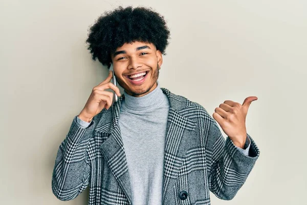 Ung Afrikansk Amerikansk Man Med Afro Hår Har Konversation Talar — Stockfoto