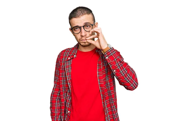 Gündelik Kıyafetler Giyen Spanyol Genç Adam Ağzı Dudakları Parmaklarıyla Fermuar — Stok fotoğraf