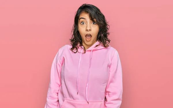 Jonge Latijns Amerikaanse Vrouw Draagt Casual Sweatshirt Bang Geschokt Met — Stockfoto