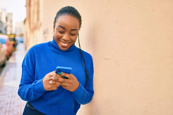 Jong Afrikaans Amerikaans Vrouw Glimlachen Gelukkig Met Behulp Van Smartphone — Stockfoto