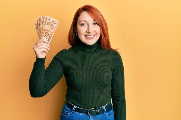 Güzel Kızıl Saçlı Kadın Brezilyalı Gerçek Banknot Tutuyor Pozitif Mutlu — Stok fotoğraf