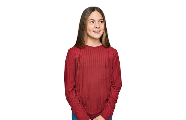 美しいブルネットの女の子が顔に笑顔で横に見えるカジュアルなセーターを着て 自然な表情 自信を持って — ストック写真