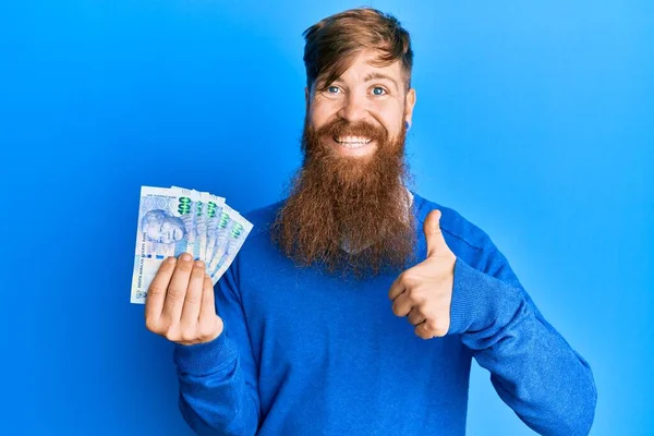 Young Irish Redhead Man Holding South African 100 Rand Banknotes — Stock Photo, Image