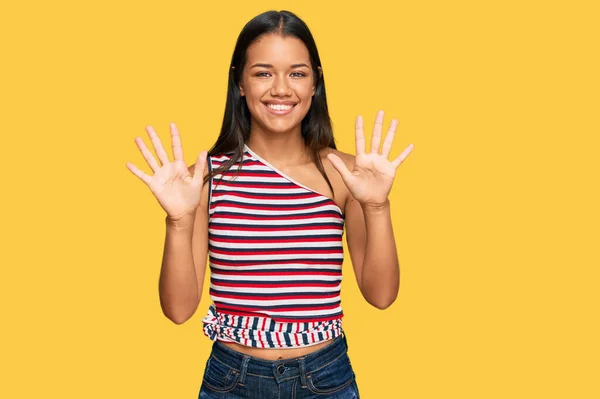 Mooie Latino Vrouw Dragen Casual Kleding Tonen Wijzen Met Vingers — Stockfoto