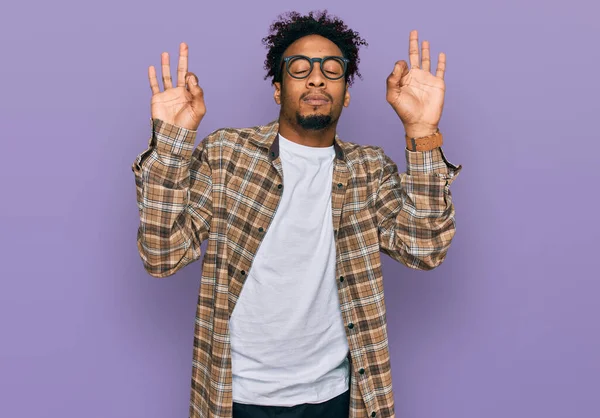 Jovem Afro Americano Com Barba Vestindo Roupas Casuais Óculos Relaxados — Fotografia de Stock