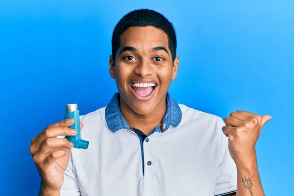 Jonge Knappe Latino Man Met Medische Astma Inhalator Met Duim — Stockfoto