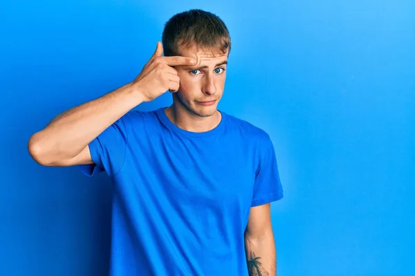 Junger Kaukasischer Mann Lässigem Blauem Shirt Der Unglücklich Auf Pickel — Stockfoto