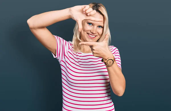 Giovane Donna Caucasica Indossa Abiti Casual Sorridente Rendendo Cornice Con — Foto Stock