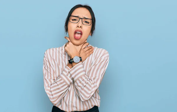 Joven Hispana Vestida Con Ropa Casual Gafas Gritando Sofocada Por —  Fotos de Stock