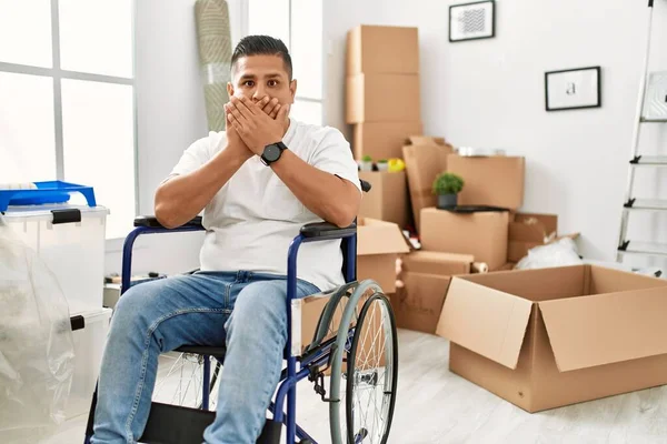 Junger Hispanischer Mann Der Rollstuhl Neuen Haus Sitzt Schockiert Als — Stockfoto