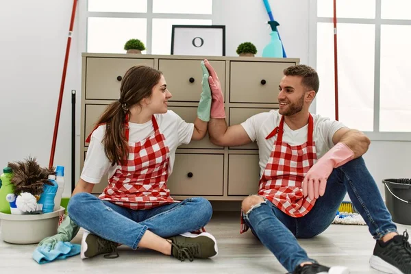 Young Caucasian Couple Relaxing Clean Sitting Floor Home — Stock Photo, Image