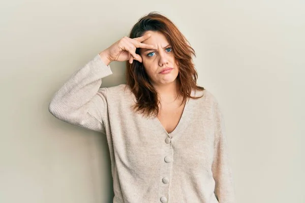 Jonge Blanke Vrouw Draagt Casual Kleding Bezorgd Gestrest Een Probleem — Stockfoto