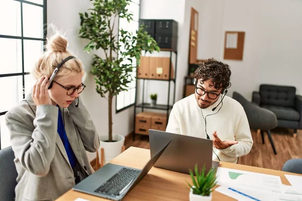 Dos Agentes Del Centro Llamadas Trabajando Oficina — Foto de Stock