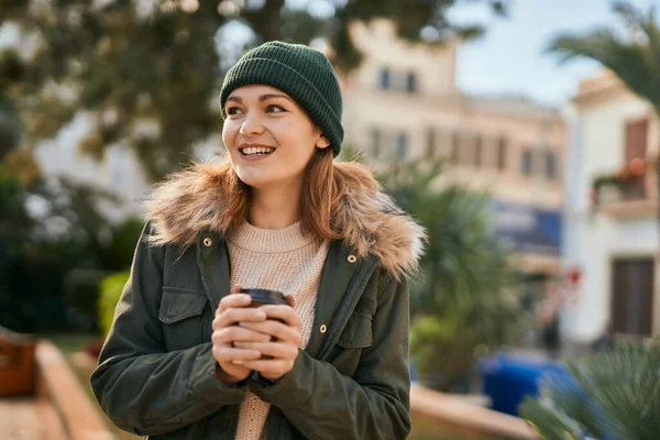 Jong Kaukasisch Meisje Glimlachen Gelukkig Drinken Koffie Stad — Stockfoto