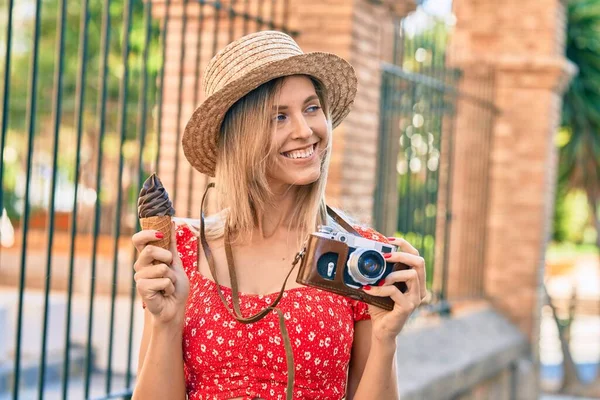 Young Blonde Tourist Woman Using Vintage Camera Eating Ice Cream — Stock Photo, Image