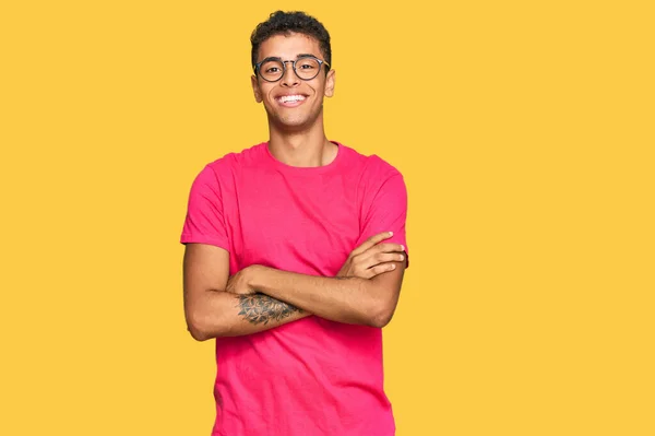 Joven Hombre Afroamericano Guapo Vistiendo Ropa Casual Cara Feliz Sonriendo — Foto de Stock