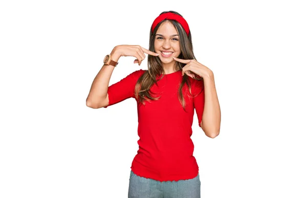 Mujer Morena Joven Vistiendo Ropa Casual Sonriendo Alegre Mostrando Señalando —  Fotos de Stock