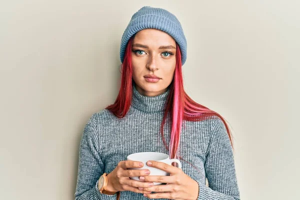 Mujer Caucásica Joven Con Gorra Invierno Beber Una Taza Café —  Fotos de Stock