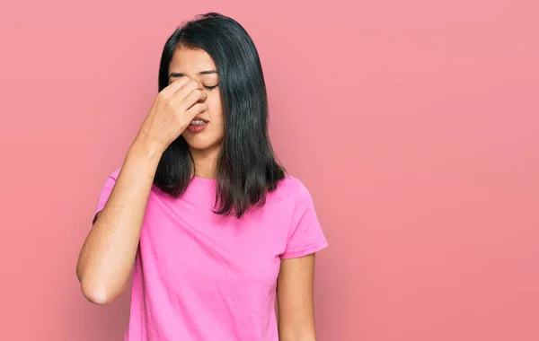 漂亮的亚洲女人穿着休闲的粉色T恤 疲惫的揉揉鼻子和眼睛 感觉疲劳和头痛 压力和挫败感概念 — 图库照片