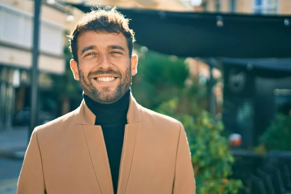 Bonito Homem Negócios Vestindo Jaqueta Elegante Sorrindo Feliz Livre — Fotografia de Stock