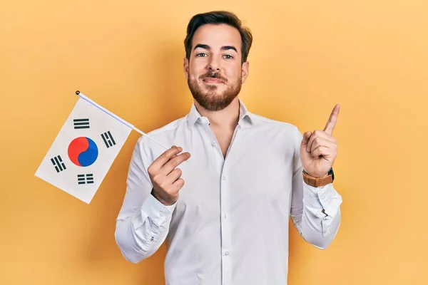 Sakallı Güney Kore Bayrağını Tutan Yakışıklı Beyaz Adam Gülümsüyor — Stok fotoğraf