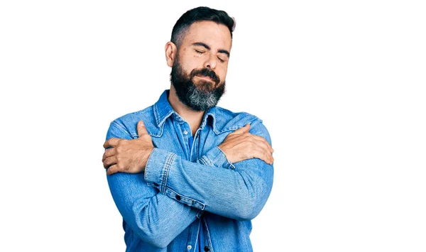 Homem Hispânico Com Barba Vestindo Jaqueta Ganga Casual Abraçando Feliz — Fotografia de Stock