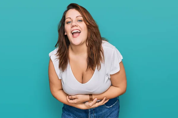 Junge Size Frau Lässigem Weißem Shirt Lächelt Und Lacht Laut — Stockfoto