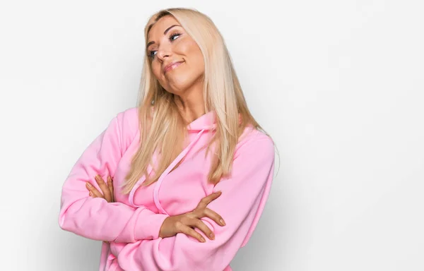 Ung Blond Kvinna Bär Casual Sweatshirt Tittar Sidan Med Armarna — Stockfoto