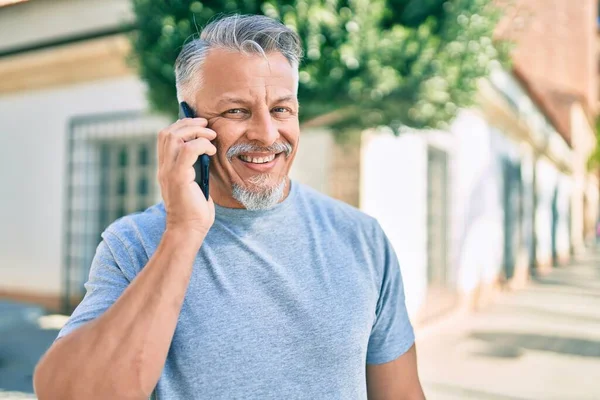 Middelbare Leeftijd Hispanic Grijs Harige Man Glimlachend Gelukkig Praten Smartphone — Stockfoto