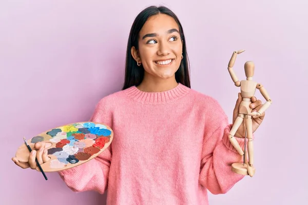 Jovem Asiático Mulher Segurando Pintor Paleta Arte Manequim Sorrindo Olhando — Fotografia de Stock