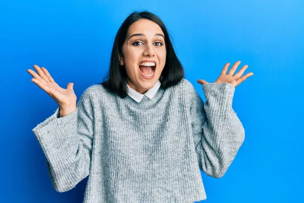 Junge Hispanische Frau Lässiger Kleidung Feiert Verrückt Und Erstaunt Über — Stockfoto