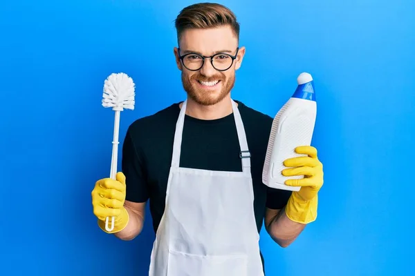 Jonge Roodharige Man Doet Badkamer Huishoudelijk Werk Met Borstel Glimlachend — Stockfoto