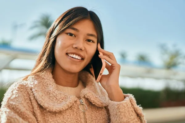 Mladá Asijská Žena Usměvavá Šťastný Mluvení Smartphone Městě — Stock fotografie