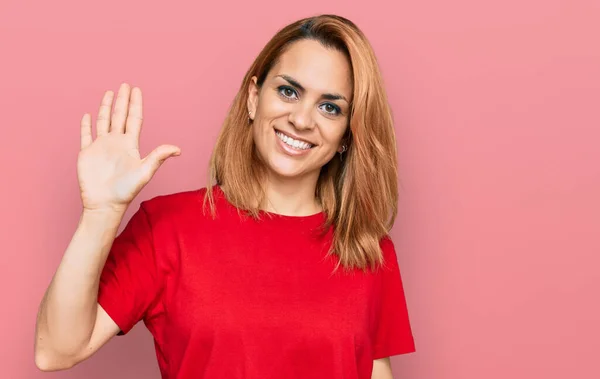 Spaanse Jonge Vrouw Draagt Casual Rood Shirt Tonen Wijzen Met — Stockfoto