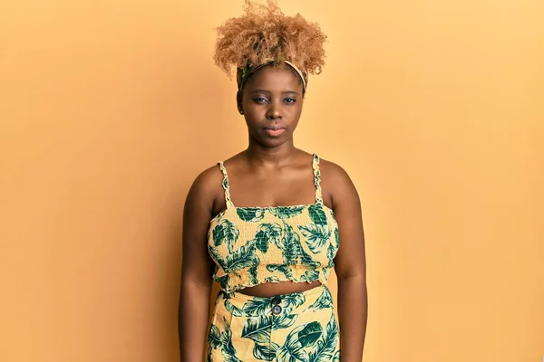 夏の服を着てアフロの髪を持つ若いアフリカの女性は懐疑的で緊張し 問題のために動揺を眉をひそめています 否定的な人 — ストック写真
