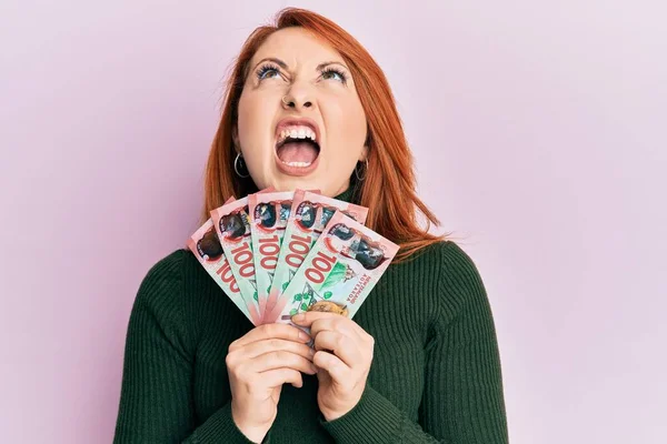 Mooie Roodharige Vrouw Met 100 Nieuwe Zeeland Dollars Bankbiljet Boos — Stockfoto