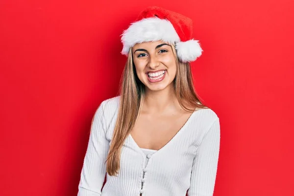 Hermosa Mujer Hispana Con Sombrero Navidad Con Una Sonrisa Alegre — Foto de Stock