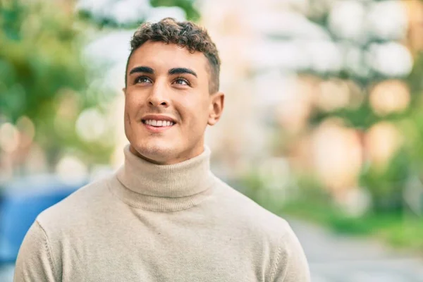 Junger Hispanischer Mann Lächelt Glücklich Der Stadt — Stockfoto