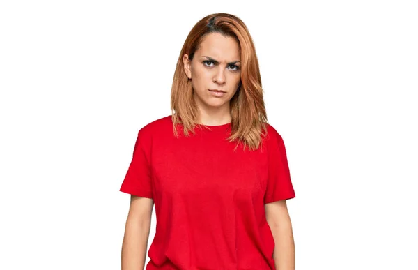 Spaanse Jonge Vrouw Draagt Casual Rood Shirt Sceptisch Nerveus Fronsend — Stockfoto