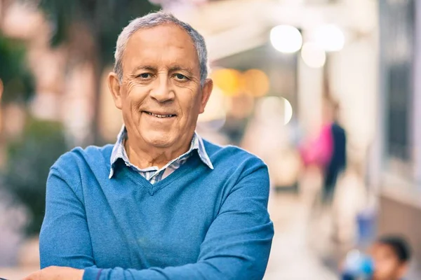 Sénior Homem Cabelos Grisalhos Com Braços Cruzados Sorrindo Feliz Cidade — Fotografia de Stock