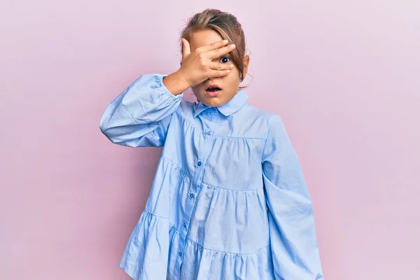 Malá Krásná Dívka Neformálním Oblečení Vykukující Šoku Zakrývající Obličej Oči — Stock fotografie