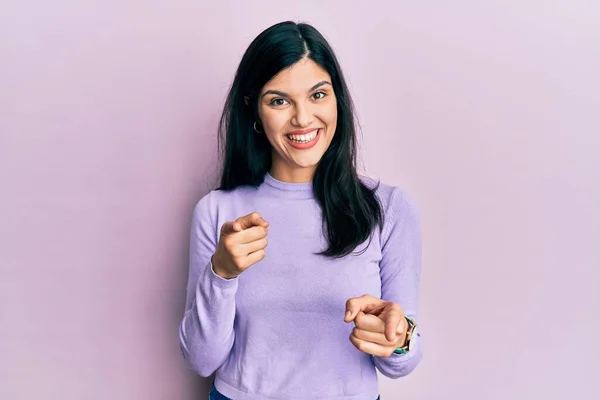 若いヒスパニック系の女性が幸せと面白い顔でカメラに指を指してカジュアルな服を着て 良いエネルギーと振動は — ストック写真