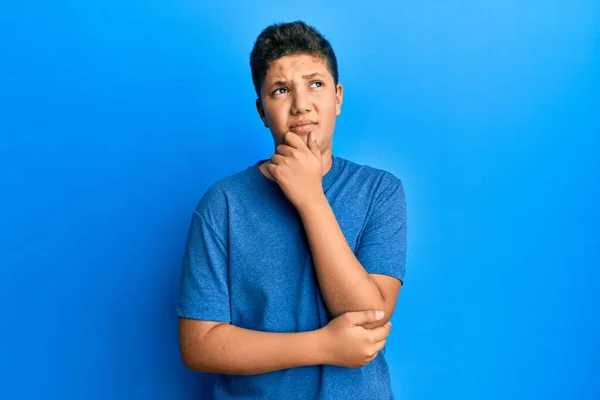 Teenager Hispanischer Junge Lässigem Blauem Shirt Der Konzentriert Mit Dem — Stockfoto