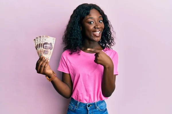 Krásná Africká Mladá Žena Drží 500 Mexických Pesos Bankovky Úsměvem — Stock fotografie