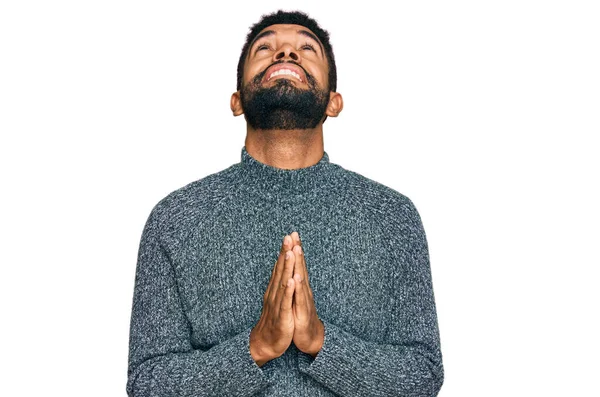 Jonge Afro Amerikaanse Man Draagt Casual Kleding Bedelen Bidden Met — Stockfoto