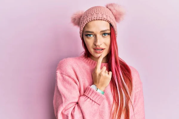 Mujer Caucásica Joven Con Suéter Lana Sombrero Invierno Sonriente Mirando —  Fotos de Stock