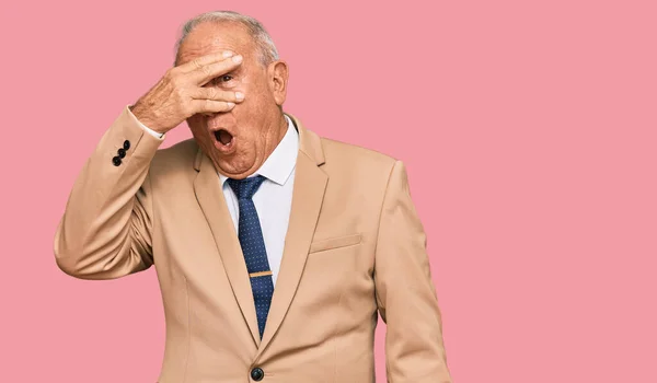 Senior Kaukasische Man Draagt Business Suit Stropdas Gluren Shock Bedekking — Stockfoto