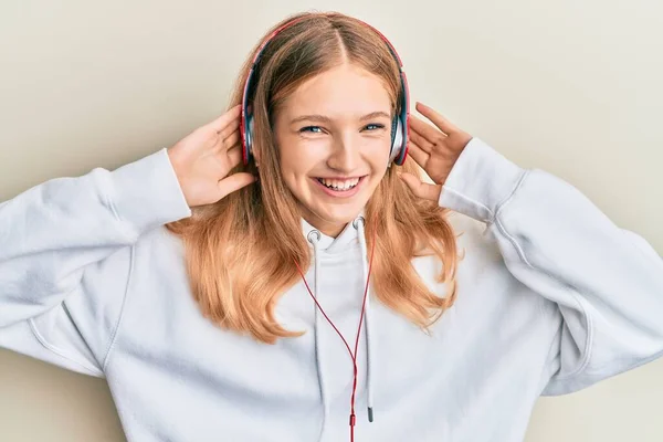 Bela Jovem Caucasiana Ouvindo Música Usando Fones Ouvido Sorrindo Rindo — Fotografia de Stock