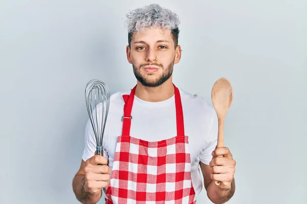 Homem Hispânico Jovem Com Cabelo Tingido Moderno Usando Avental Cozinheiro — Fotografia de Stock