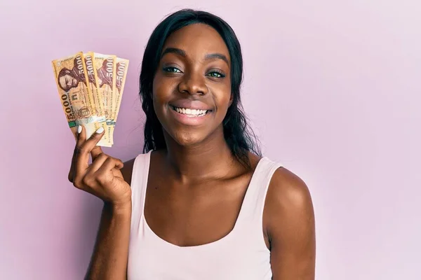 Joven Mujer Afroamericana Sosteniendo Billetes Forinto Húngaros Que Parecen Positivos — Foto de Stock